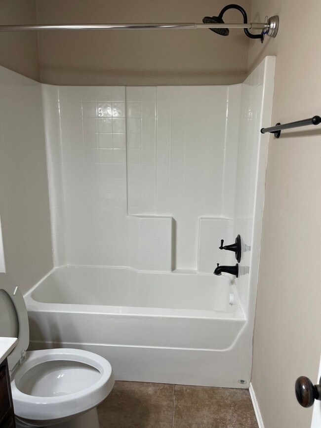 Building Photo - Three Bedroom Home Available for Lease in ...