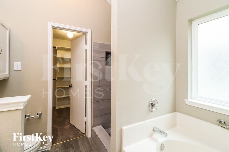 Building Photo - 729 Ridge Top Dr