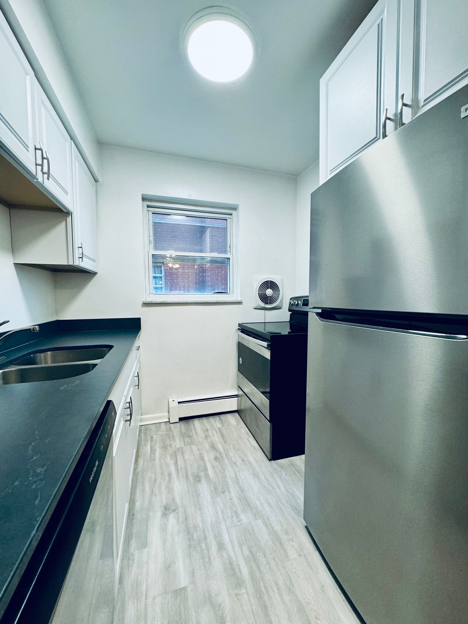 Building Photo - 7803 Lake Ave