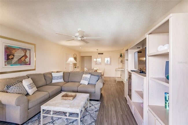 Building Photo - 1055 W Peppertree Dr