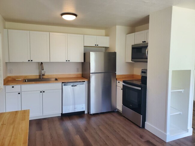 Building Photo - Recently Remolded Duplex