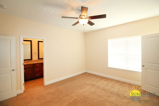 Building Photo - Nice 3 Bedroom Townhouse in The Palm Reserve