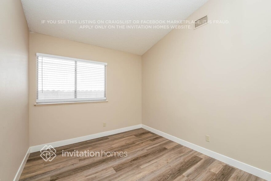 Building Photo - 3213 Shoreheight St