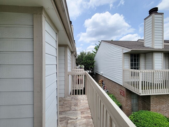 Building Photo - Medical Center Living at Its Best – Poolsi...