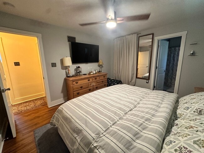 Building Photo - 3 BED | 2 BATH | GATED BACKYARD | TWO CAR DRIVEWAY | DAFFIN PARK