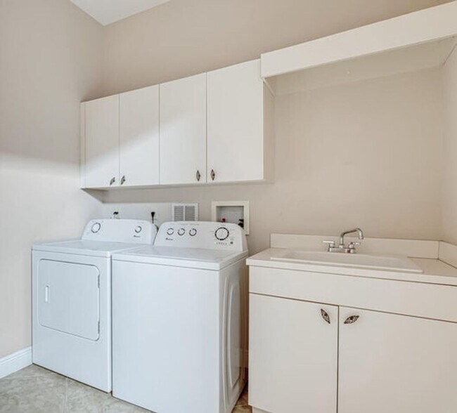 Building Photo - 10513 Versailles Blvd