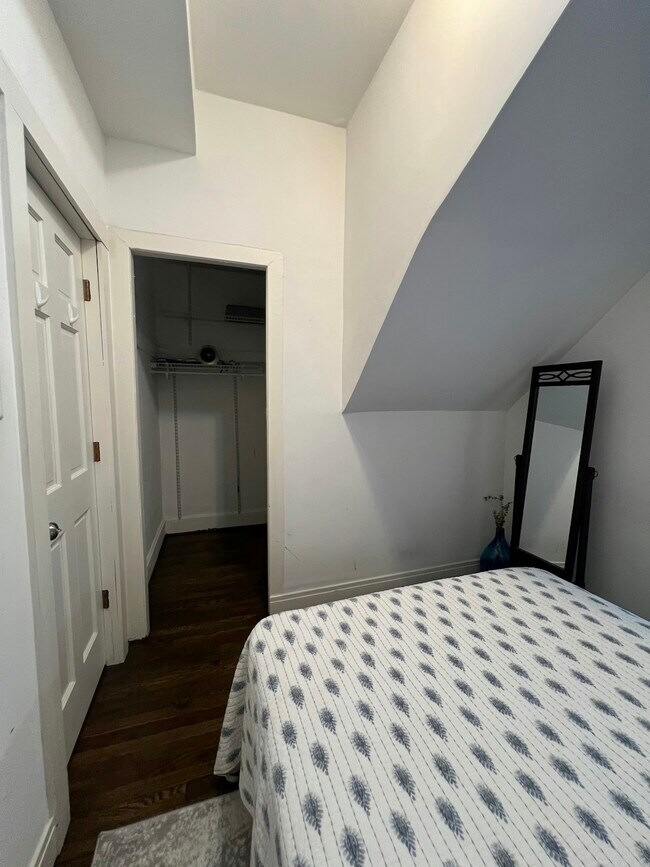 Building Photo - 1916 N Rockwell St