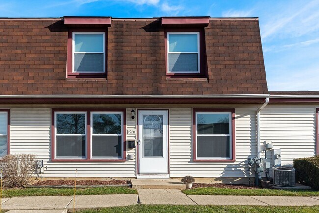 Building Photo - Townhouse in Hoffman Estates