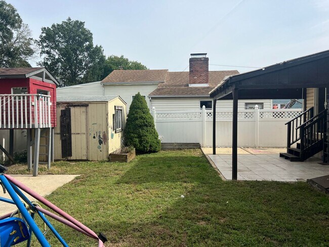 Building Photo - Updated Single Family Ranch Home with Fenc...