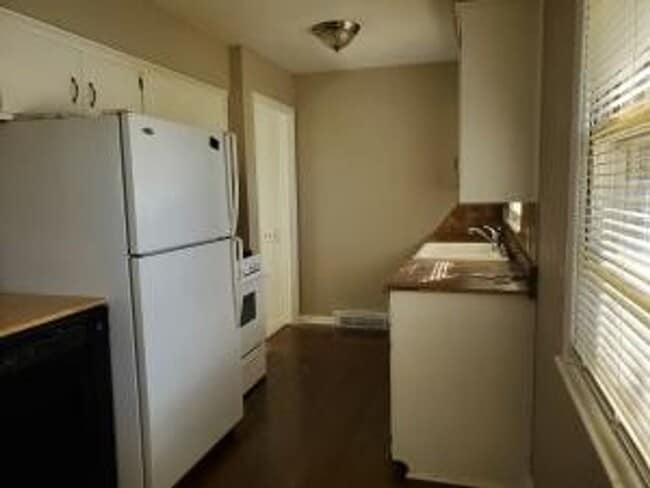 Building Photo - 3 Bedroom / 2 Bath House