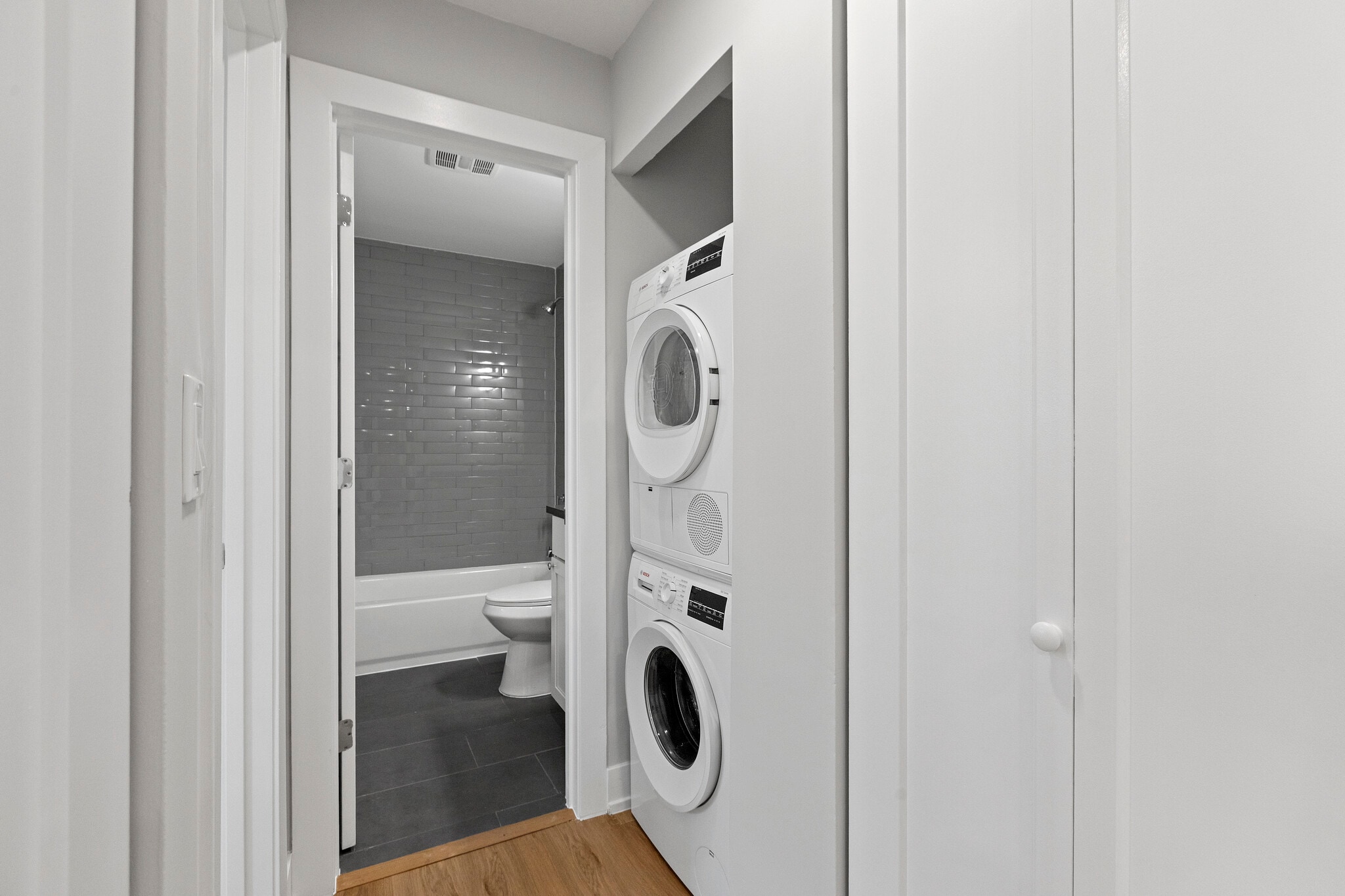 Building Photo - 530 W Aldine Ave