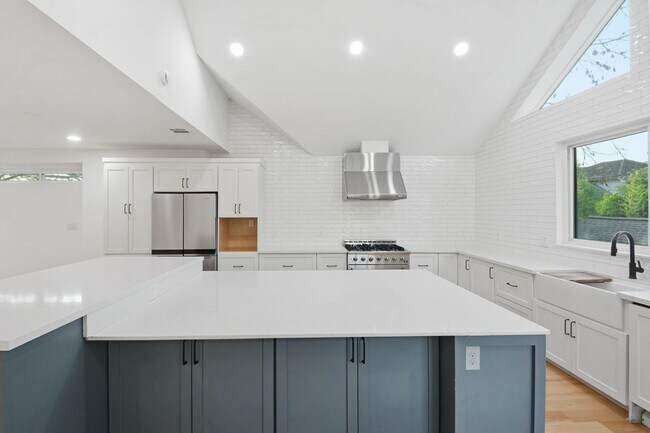 Building Photo - Beautiful Houston Home Featuring a Private Pool