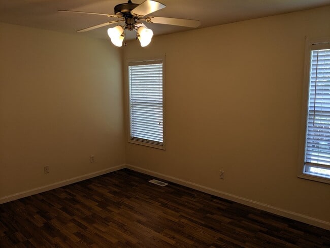 Building Photo - Well Cared For Condo In Savoy