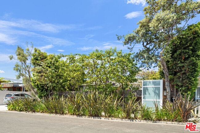 Building Photo - 2425 Cloy Ave