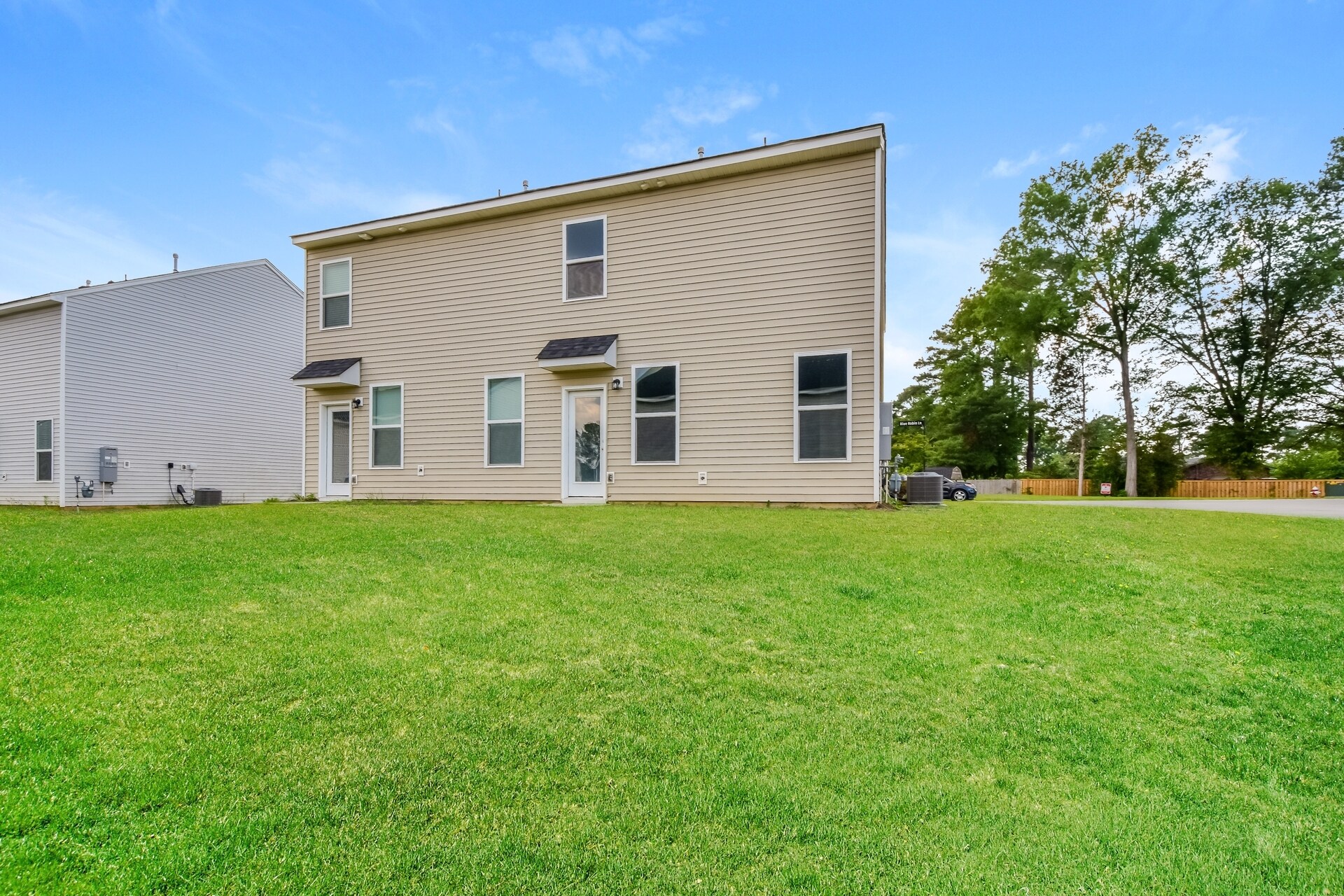 Building Photo - 405 Blue Robin Ln