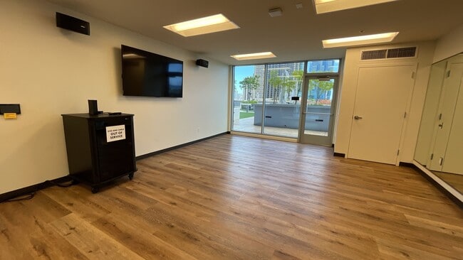 Building Photo - Unbeatable location in Kakaako/Ward Village areas -  2 Bed 2 Bath 1 Parking