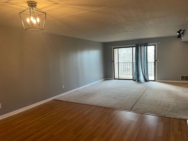 Building Photo - Newly Renovated Condo For Rent in Quaker V...