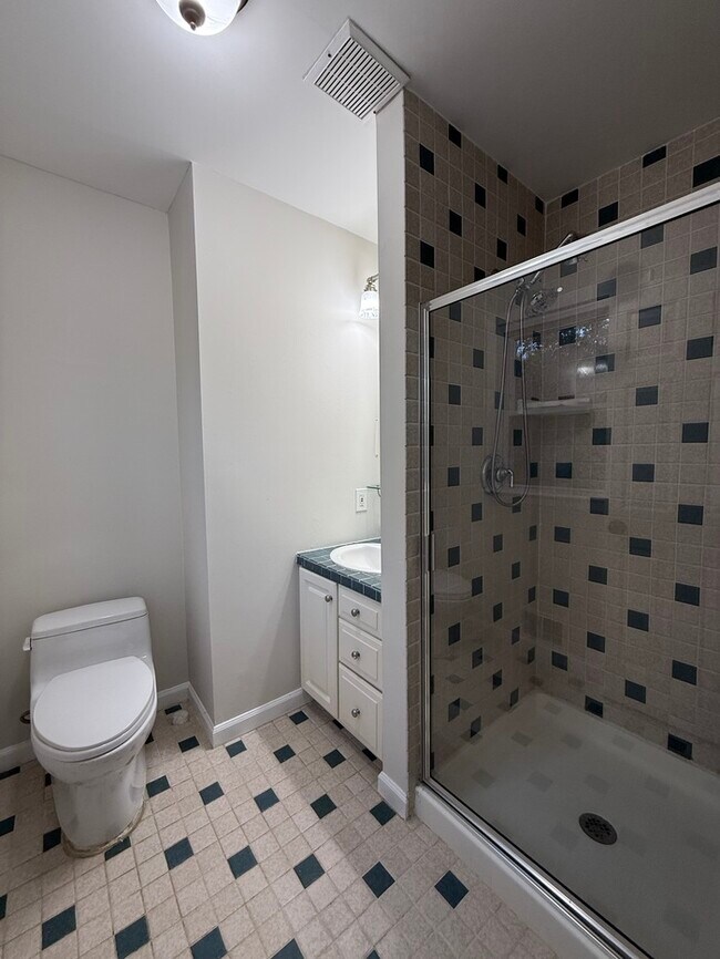 Building Photo - 16 Meadowview Dr