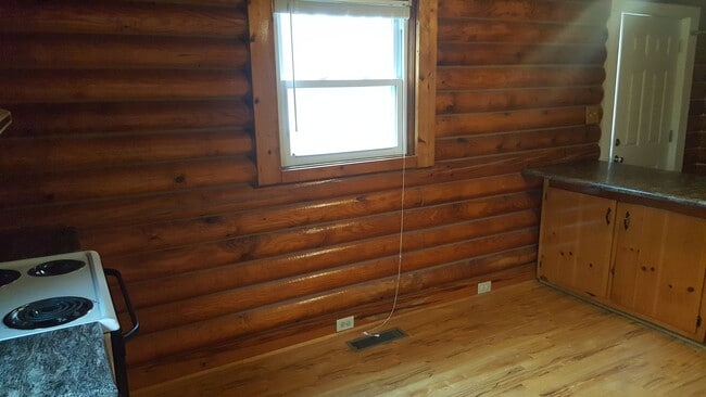 Building Photo - Duplex 2 bedroom 1 bath