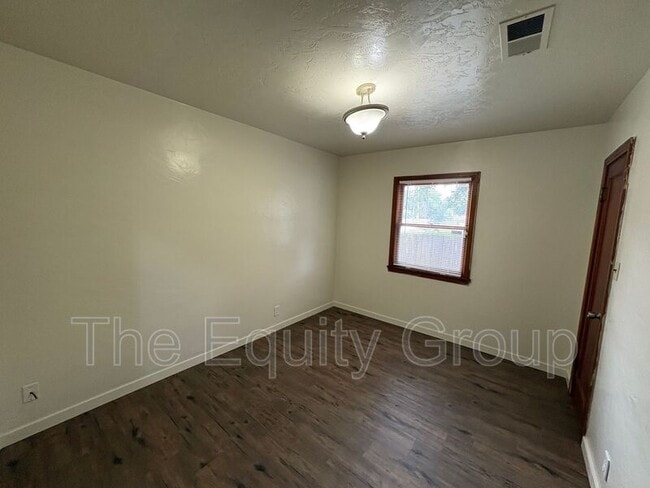 Building Photo - 309 W Noble Ave