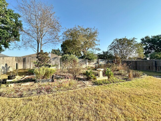 Building Photo - Stunning 3 Bed 2 Bath in Flint!