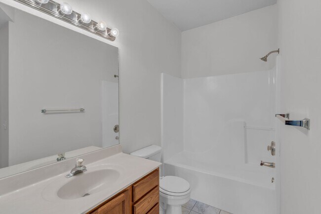 Building Photo - Huge 3 Bedroom, 2 Bath Town Home in SW Col...