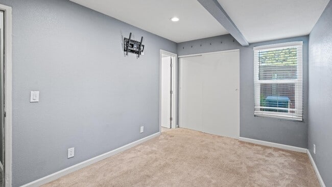 Building Photo - 858 Trowbridge St