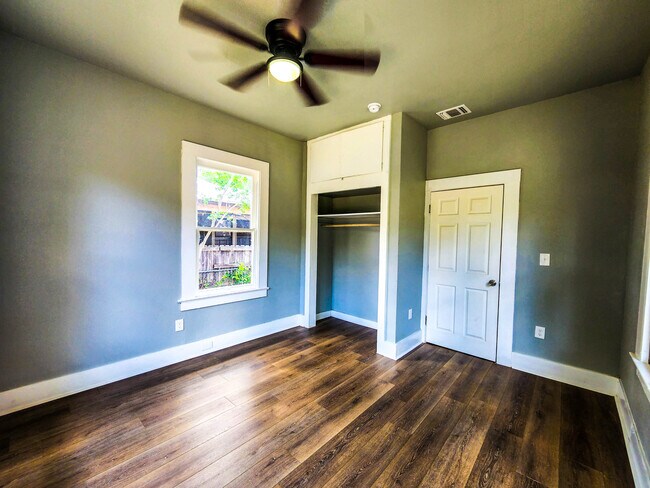 Building Photo - 126 Uvalde St