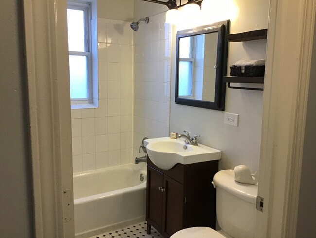 Building Photo - 4423 N Lawndale Ave