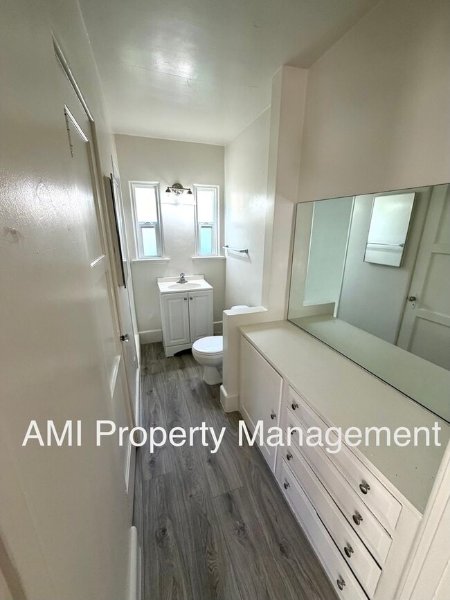 Building Photo - Studio Cottage in a Great Area!  Move In Special $1000 Off 1st Month's Rent!
