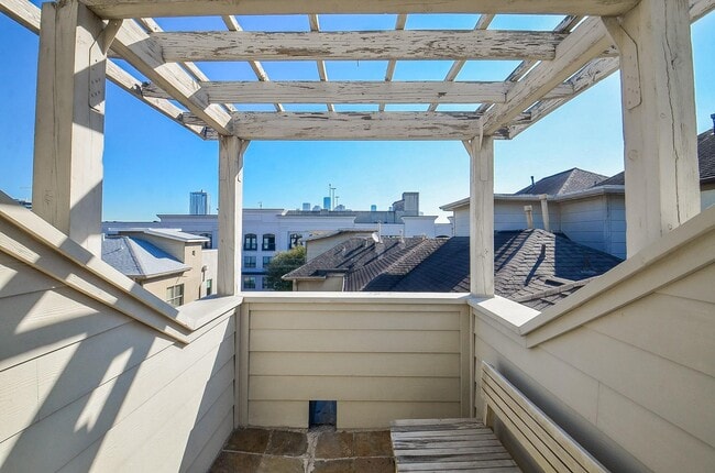 Building Photo - 1116 Columbus St