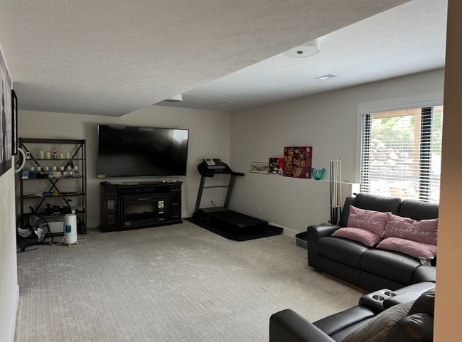 Building Photo - Beautiful 4BR/3.5BA Home in Granger – Spac...