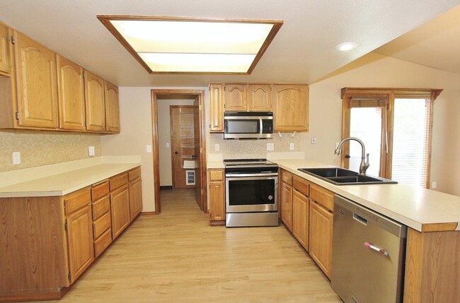 Building Photo - Single-Level w/BG Home in a Quiet Neighbor...