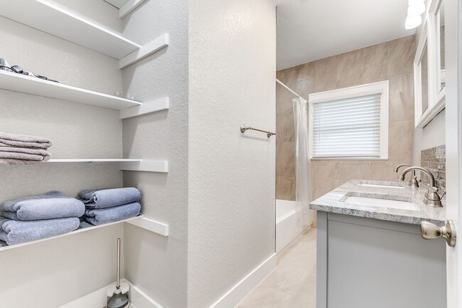 Building Photo - 3 Bedroom/2 Bath Los Angeles Heights Subdi...