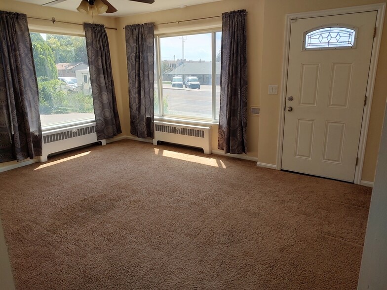 Big living room with lots of light - 170 N Harrison Blvd Main