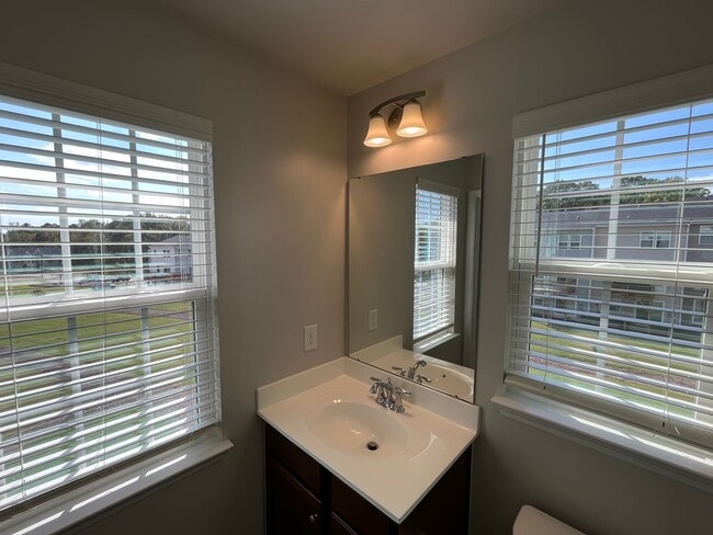 Building Photo - Amazing 3BD, 2.5BA End-Unit Townhome with 4th Bonus Room in the Heart of Durham