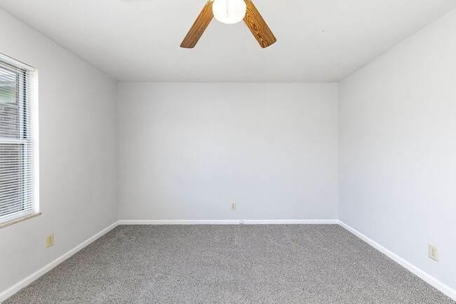 Building Photo - 1824 Meadow Dr