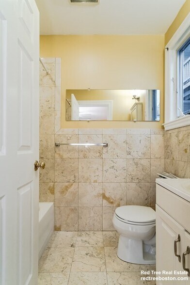 Building Photo - 164 Boylston St