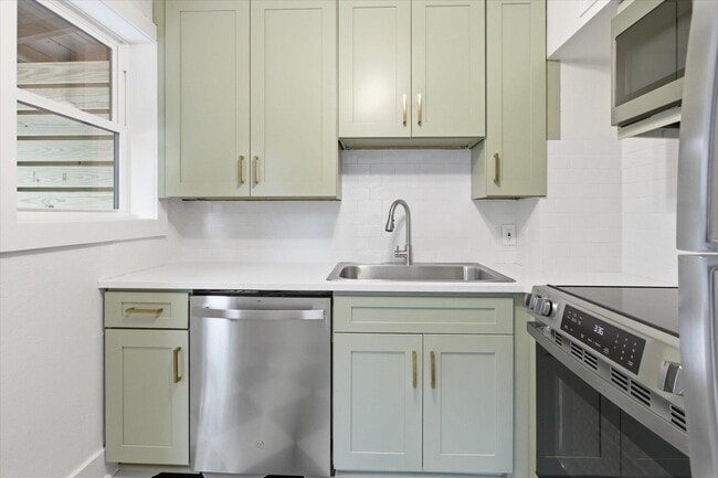 Building Photo - 421 E Jennings St