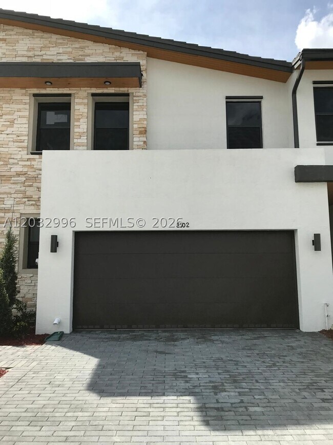 Building Photo - 8102 NW 105th Ct
