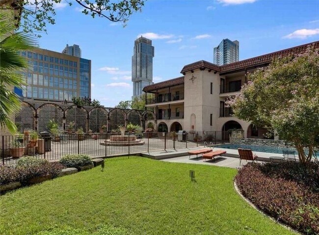 Building Photo - 505 W 7th St