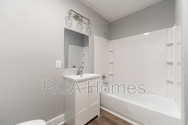 Building Photo - 2425 N Kenwood Ave