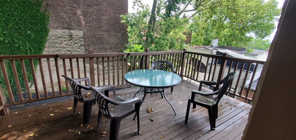 Building Photo - 505 Milton St