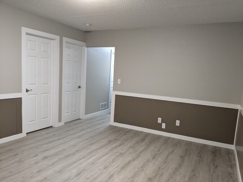 Lower level living area - 3552 Independence Ave N