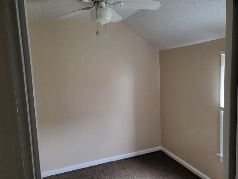 Building Photo - 807 Meadow Dr