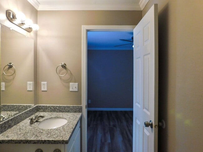 Building Photo - 152 Varsity Cir