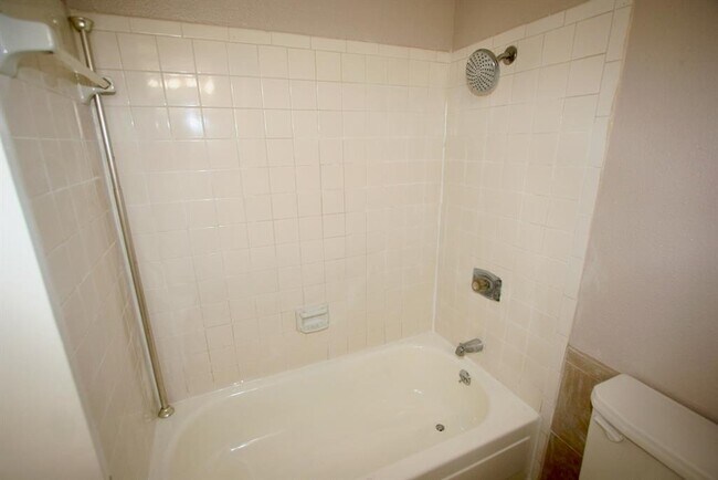 Building Photo - 17401 Red Oak Dr