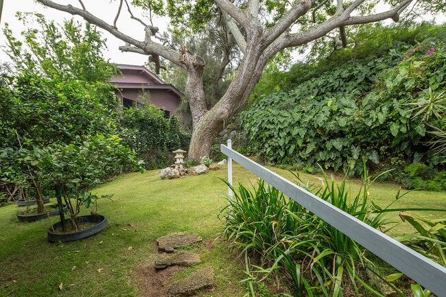 Building Photo - Very clean and bright 1 bedroom, 2 bath in Lanikai with views! All utilities!