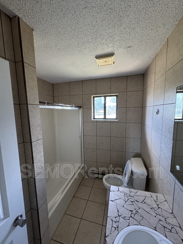 Building Photo - 315 East Ln