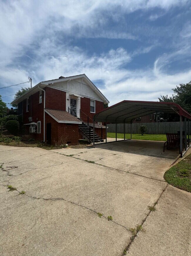 Building Photo - Efficiency 1 Bedroom Apartment in Chicopee...